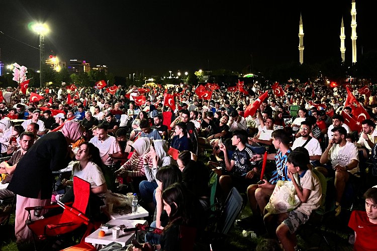 Milli Takım Almanyada Bursalılar meydanlarda coşku yaşadı Haber