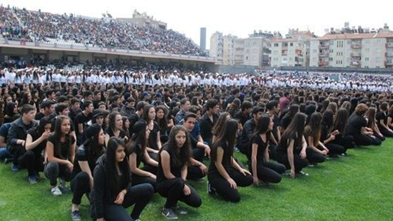 10 bin 550 öğrenci aynı anda "Çanakkale Ağıdı"nı söyledi