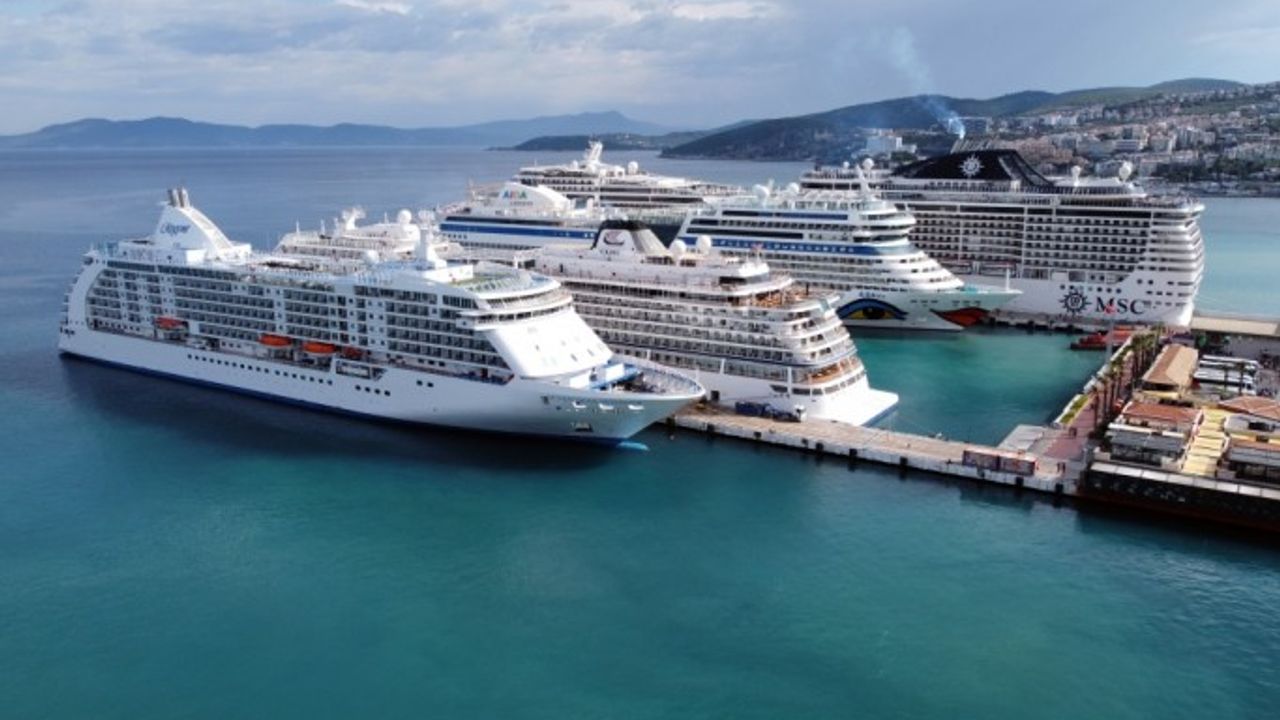 Kuşadası'na 4 kruvaziyer ile 8 bin 200 turist geldi