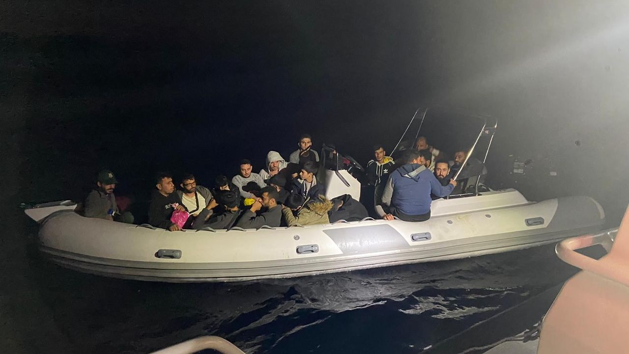 İzmir açıklarında 90 düzensiz göçmen yakalandı