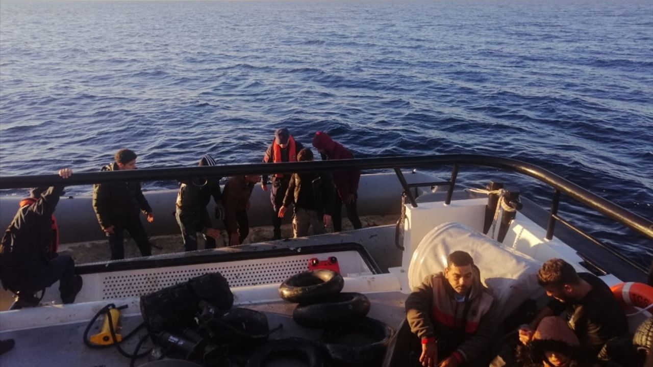 İzmir açıklarında 29 düzensiz göçmen yakalandı