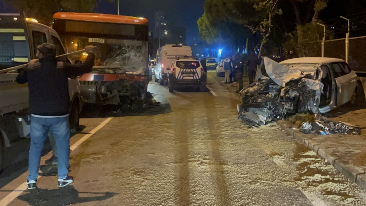 İzmir'de belediye otobüsü ile otomobil çarpıştı; 1 ölü, 2 yaralı
