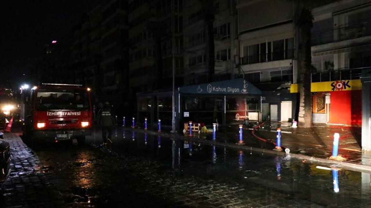 İzmir'de denizin taşması sonucu su basan iş yerlerinde tahliye çalışmaları sürüyor