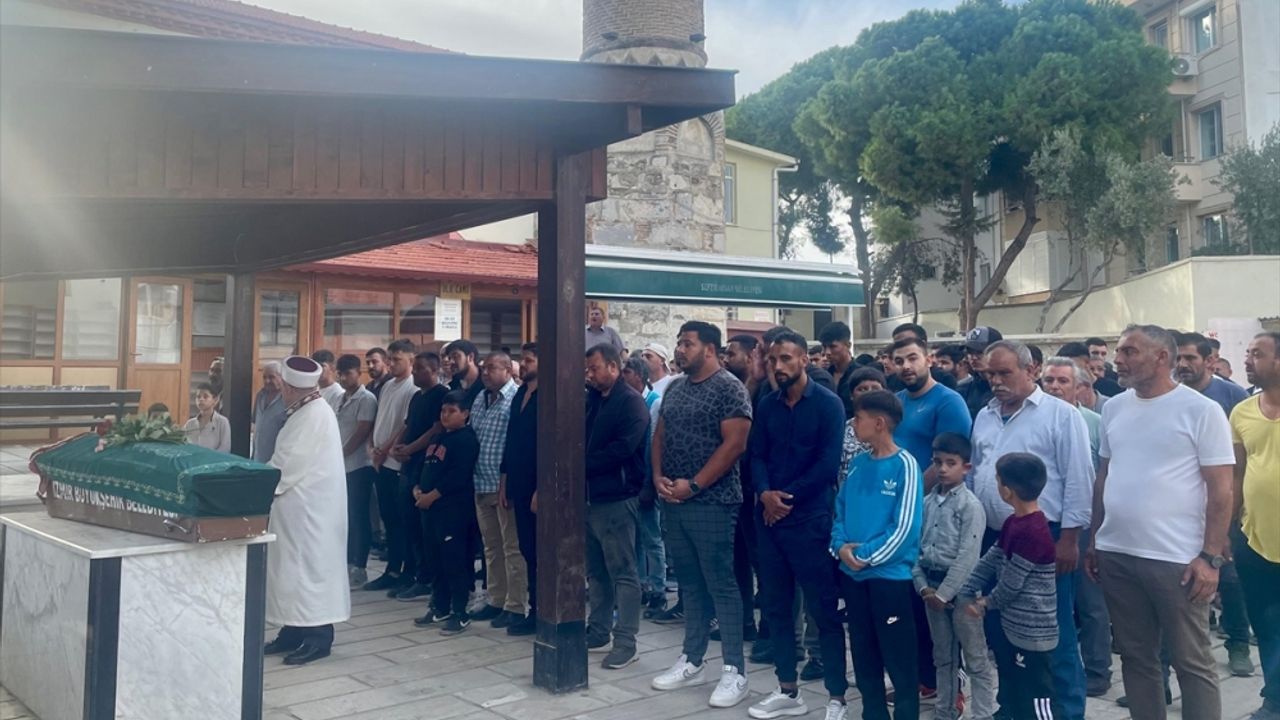 İzmir'de eşi tarafından bıçaklanarak öldürülen kadının cenazesi toprağa verildi