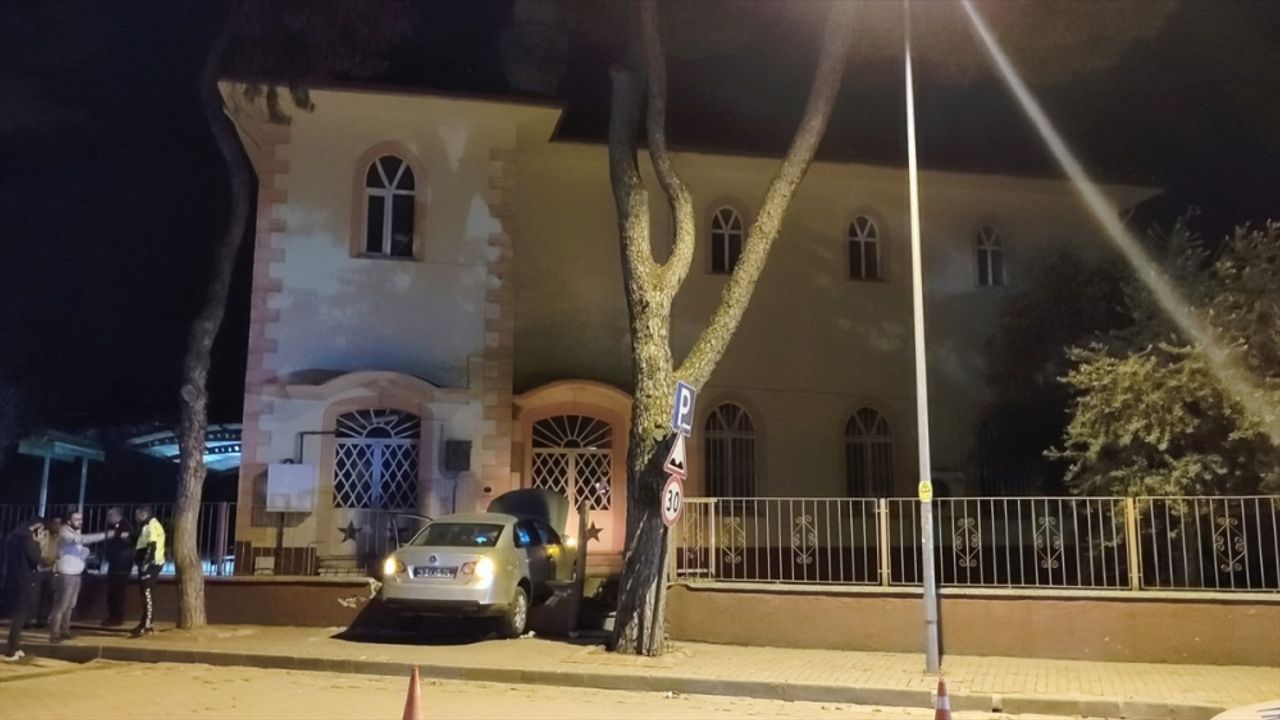 İzmir'de kontrolden çıkan otomobil, caminin dış duvarını yıktı