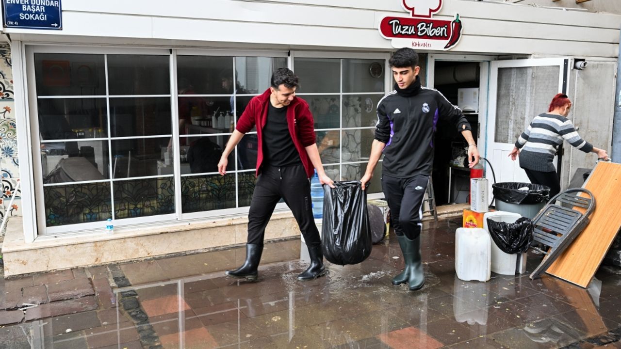 İzmir'de su basan iş yerlerinde tahliye ve temizlik çalışmaları sürüyor