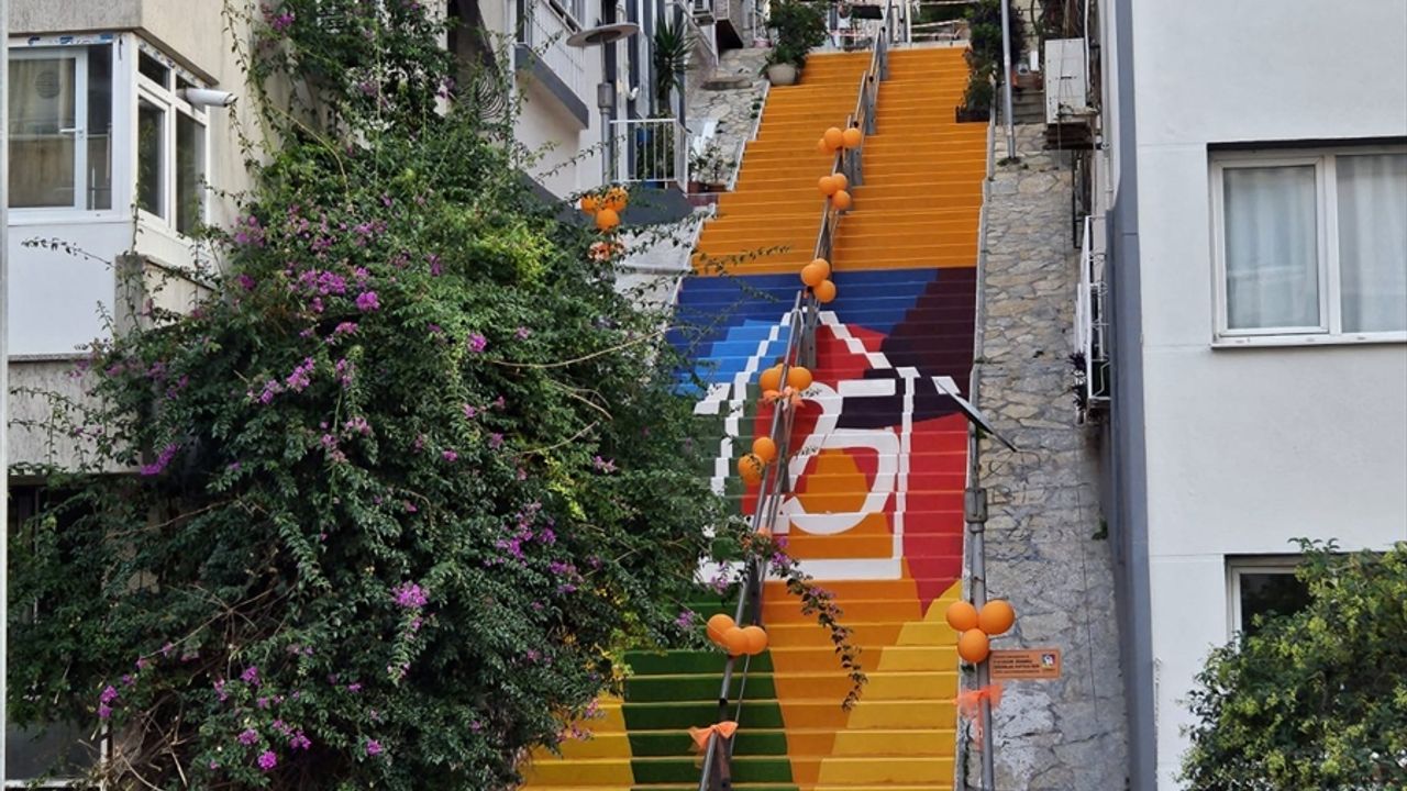 İzmir'in Kırkmerdivenleri löseminin rengi turuncuya boyandı