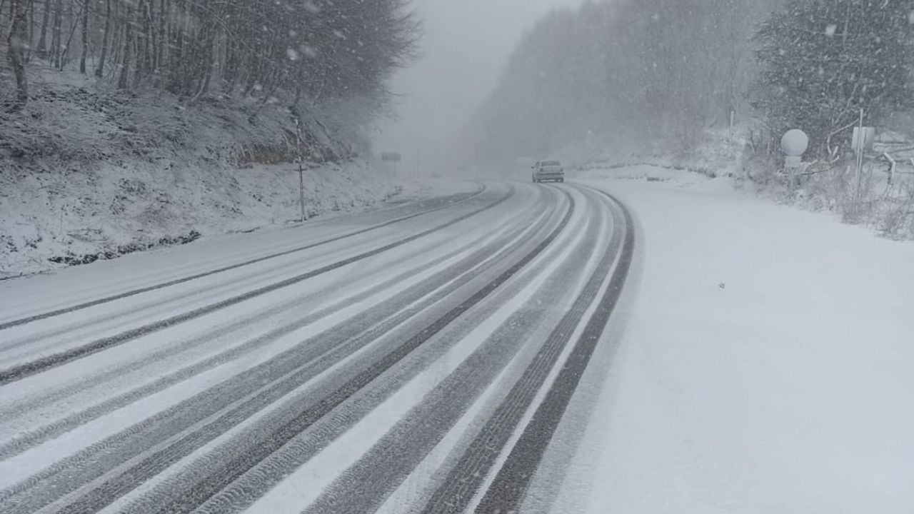Kar nedeniyle ağır araç trafiğine kapatılan İnegöl-Domaniç yolu açıldı