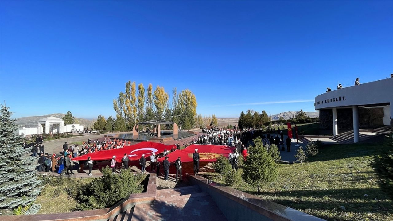 Kırgızistan'da, Kırgız ve Türk öğrenciler "ülke bağımsızlığı uğruna canından olanları" andı