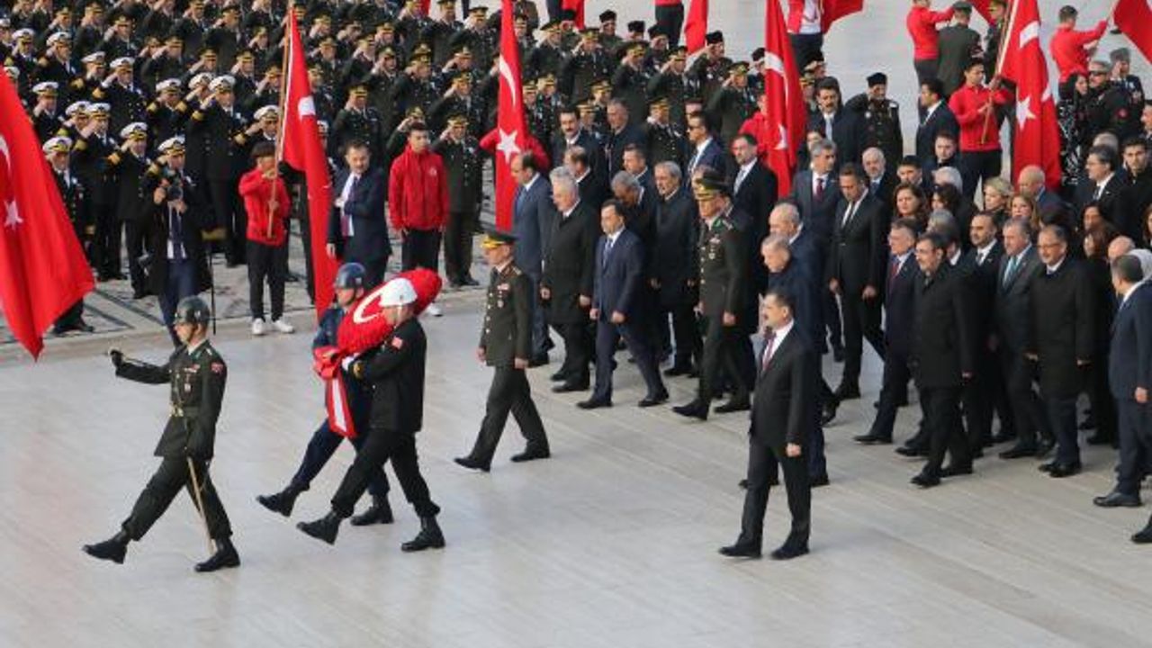 Atatürk, Anıtkabir'de resmi törenle anıldı