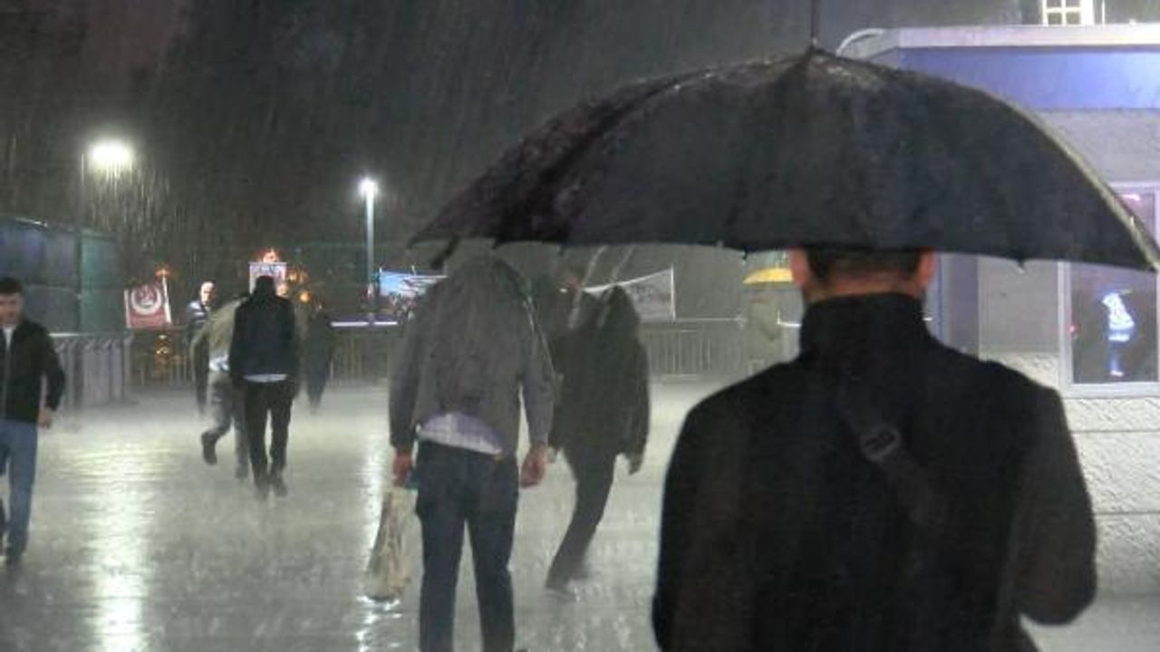 İstanbul'da yağış başladı; trafik olumsuz etkilendi