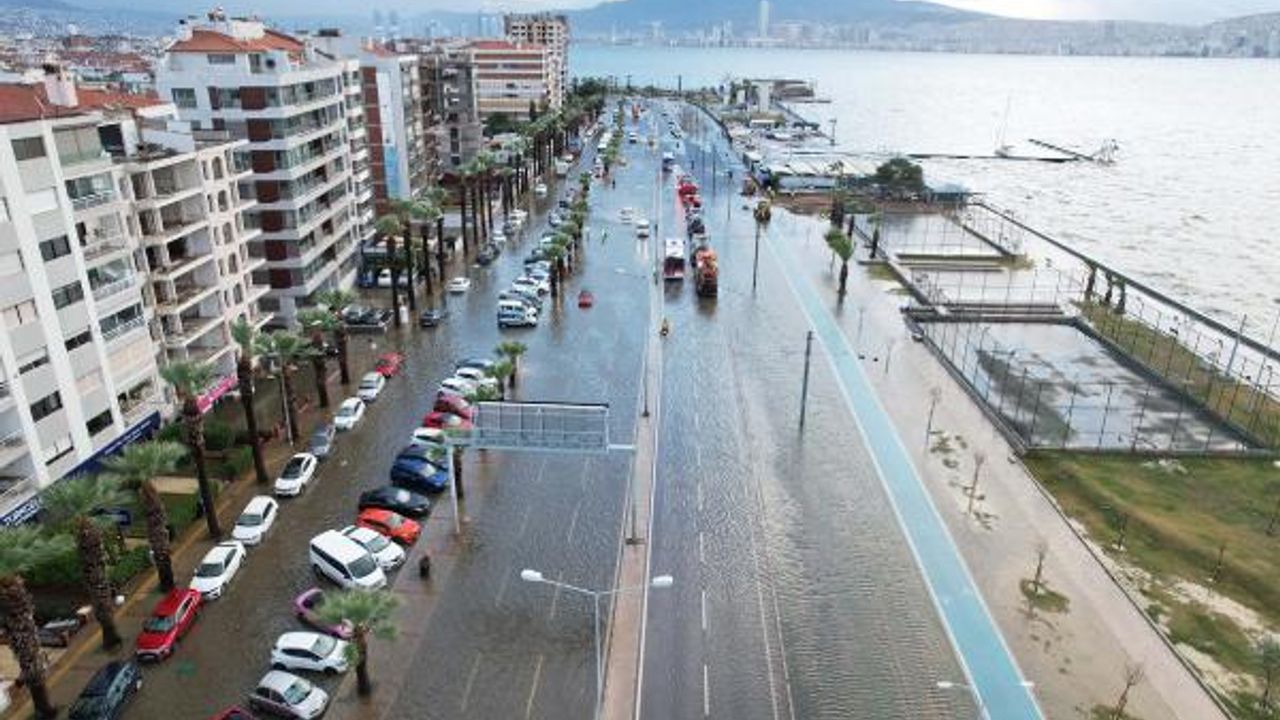 İzmir'de şiddetli yağış ve fırtına; tsunami etkisi yarattı
