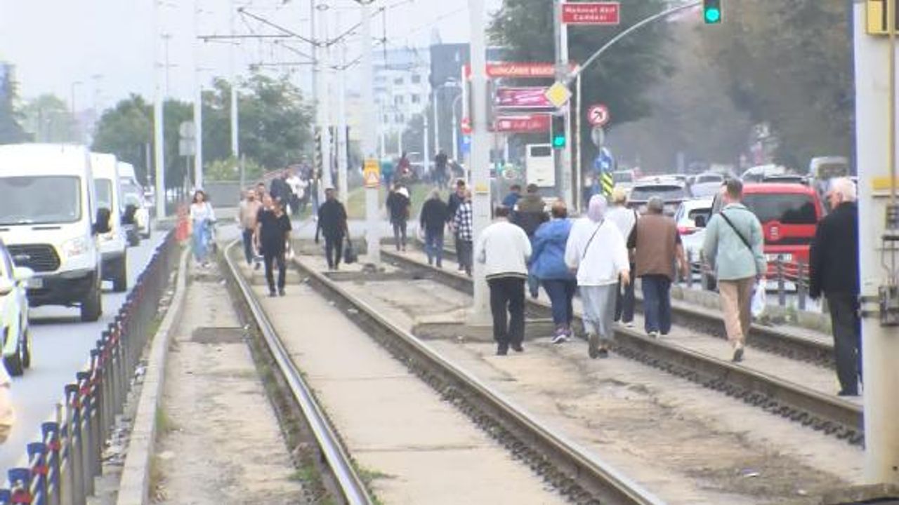 Tramvay arızalandı; yolcular yürümek zorunda kaldı