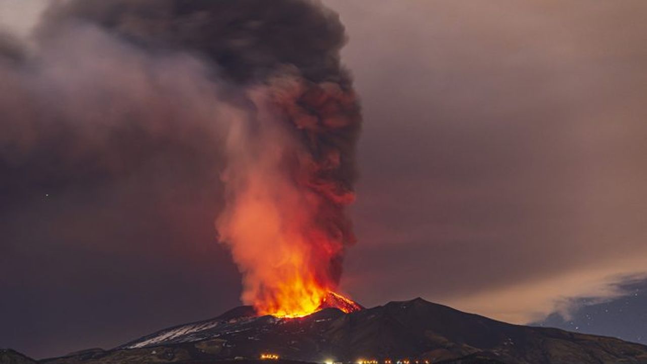 İtalya'da Etna Yanardağı yeniden faaliyete geçti
