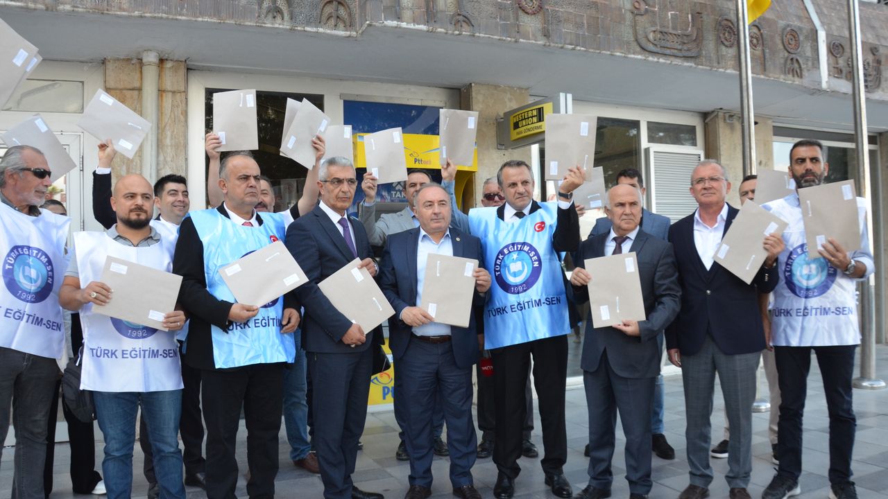 İzmir' de 24 Kasım'da öğretmenler önlük değil ikramiye istiyor