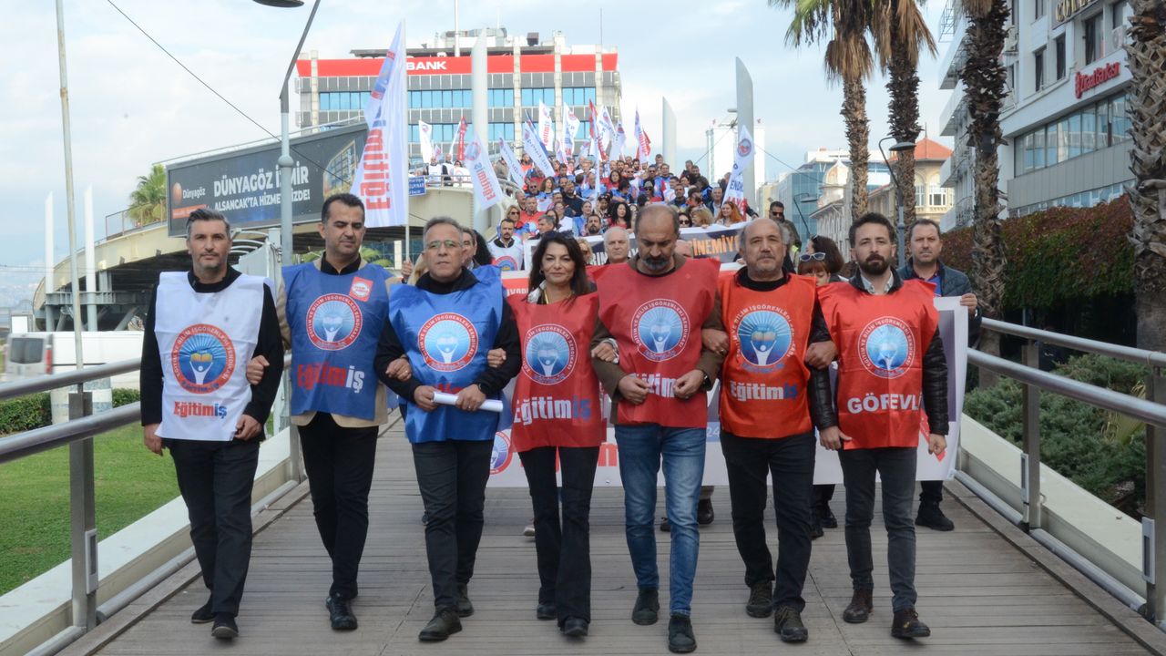 İzmir'de Öğretmenler Günü'nde yüzlerce öğretmen meydana çıktı... Atatürk'ün öğretmenleri geçinemiyor