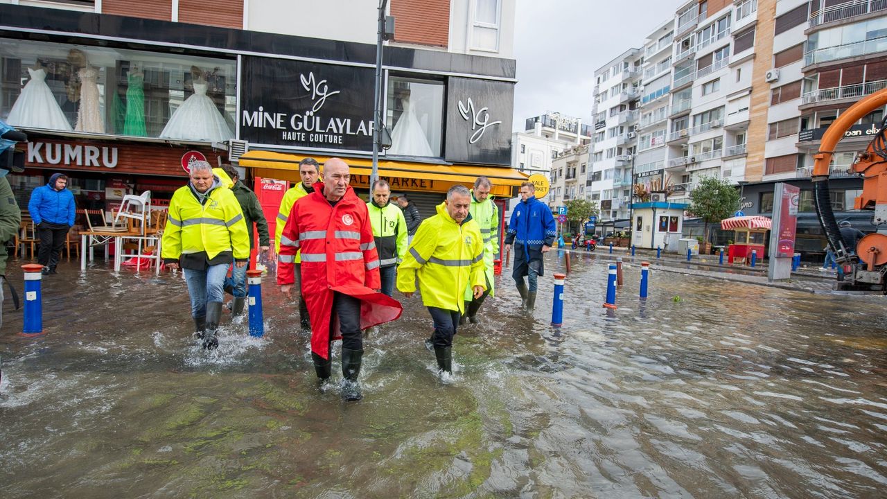 Başkan Soyer, deniz kabarmasının tsunami etkisi yarattığı Kordon’da