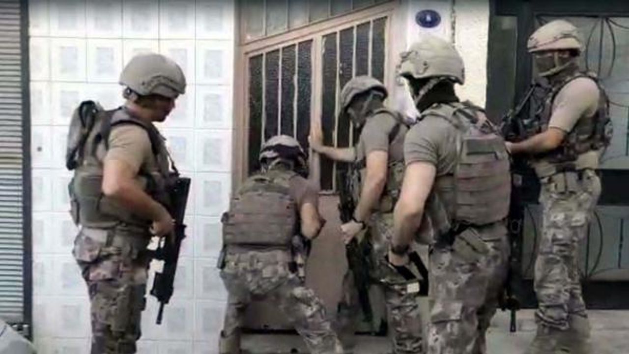 İzmir'de terör örgütü PKK/KCK üyelerine destek verdiği suçlamasıyla 5 kişi yakalandı