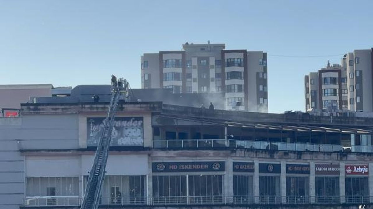 Pendik'te AVM'de restoranın bacası yandı 