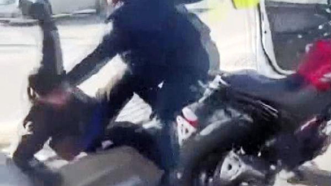 Otomobiline çarpan motosikletliyi kaskıyla darbetti; o anlar kamerada