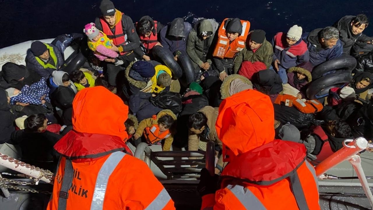 İzmir açıklarında 122 düzensiz göçmen kurtarıldı