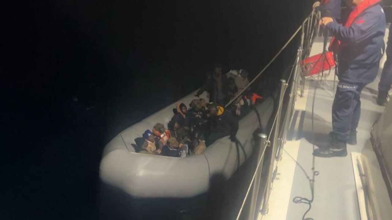 İzmir açıklarında 145 düzensiz göçmen kurtarıldı
