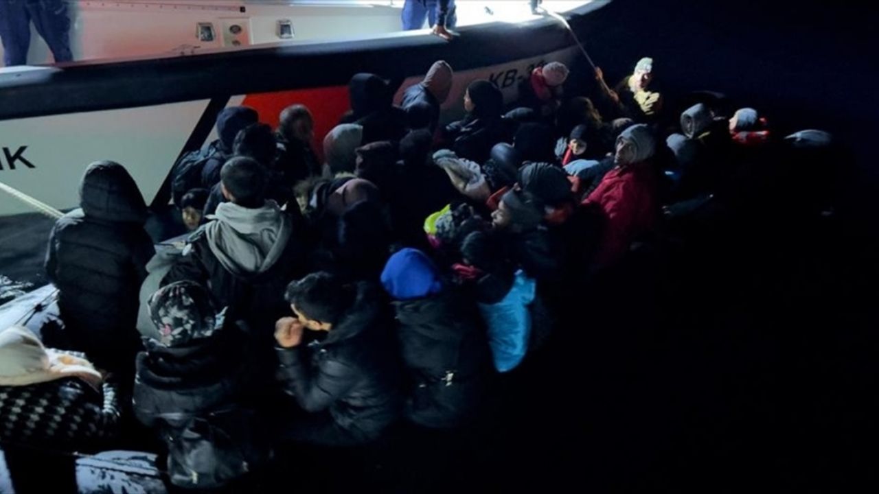 İzmir açıklarında 42 düzensiz göçmen kurtarıldı, 114 yabancı uyruklu yakalandı