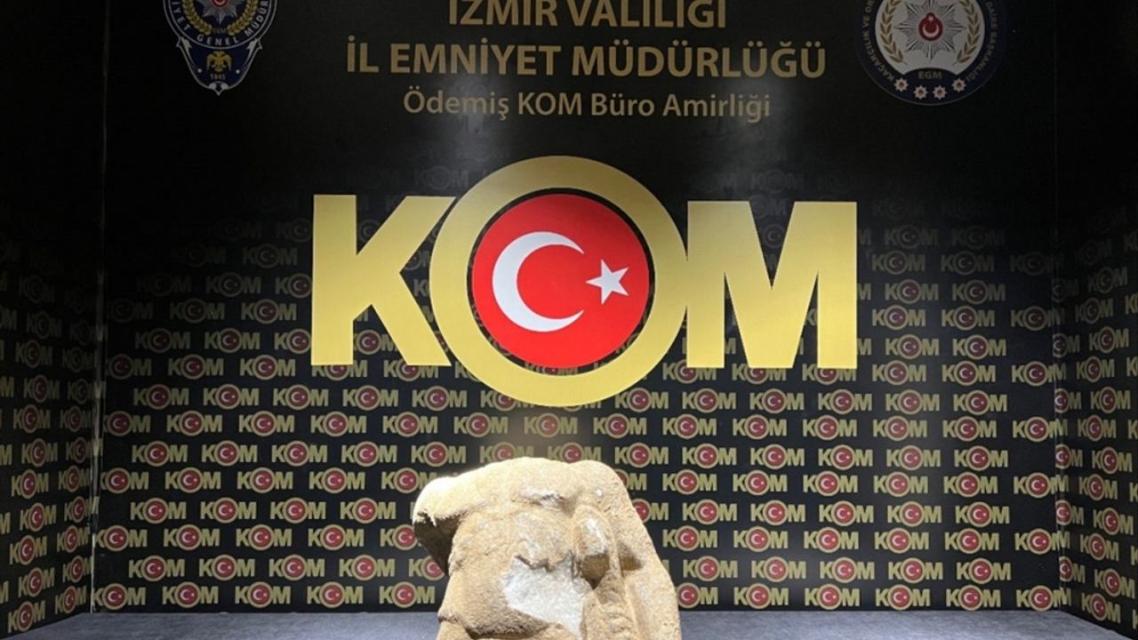 İzmir'de tarihi eser kaçakçılığı operasyonunda heykel parçası ele geçirildi