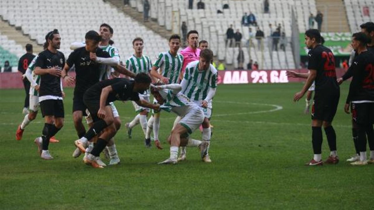 Bursaspor-Diyarbekirspor maçında saha karıştı