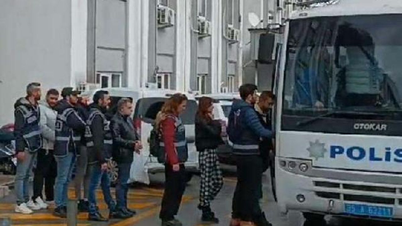 İzmir merkezli 5 ildeki dolandırıcılık operasyonunda 52 şüpheli adliyede