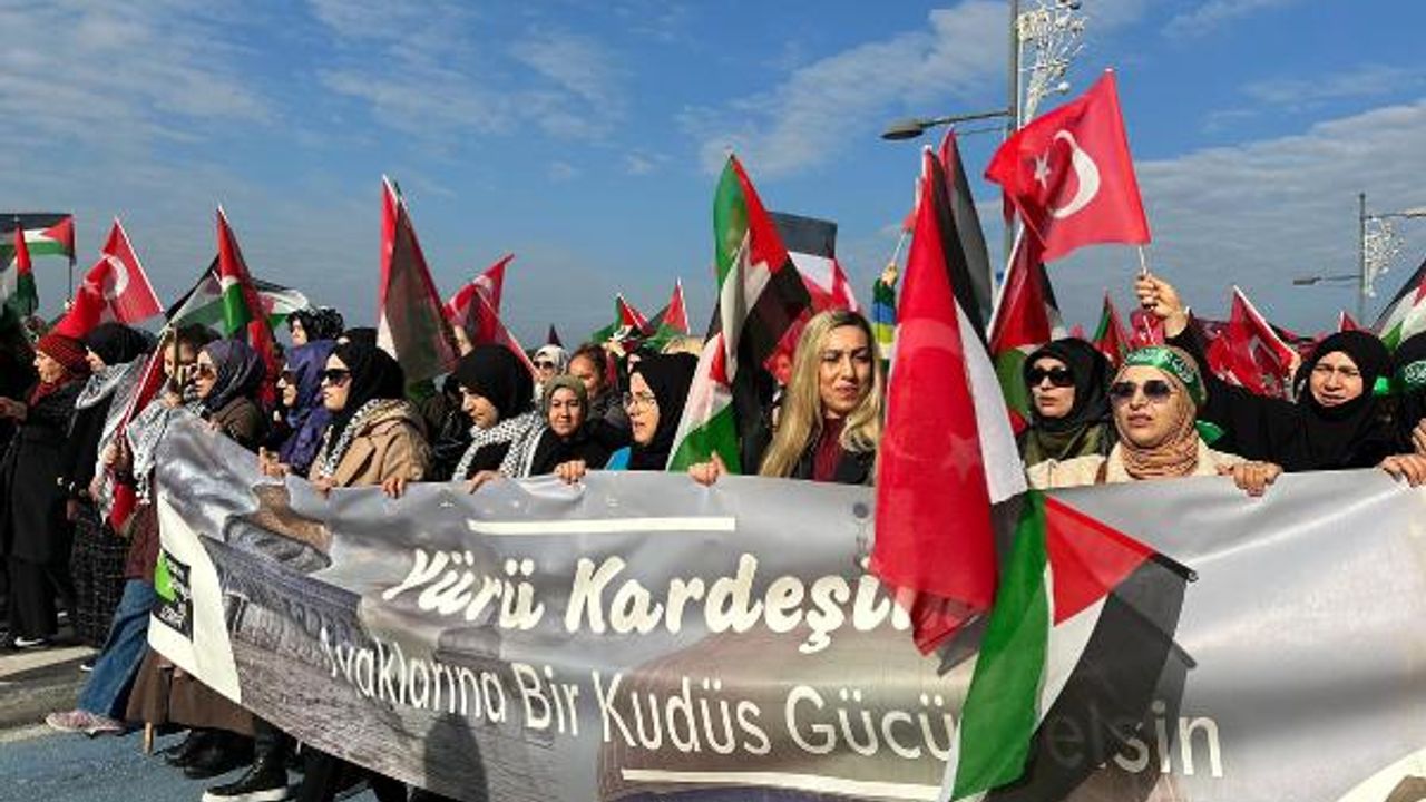 İzmir'de yüzlerce kişi Filistin için yürüdü