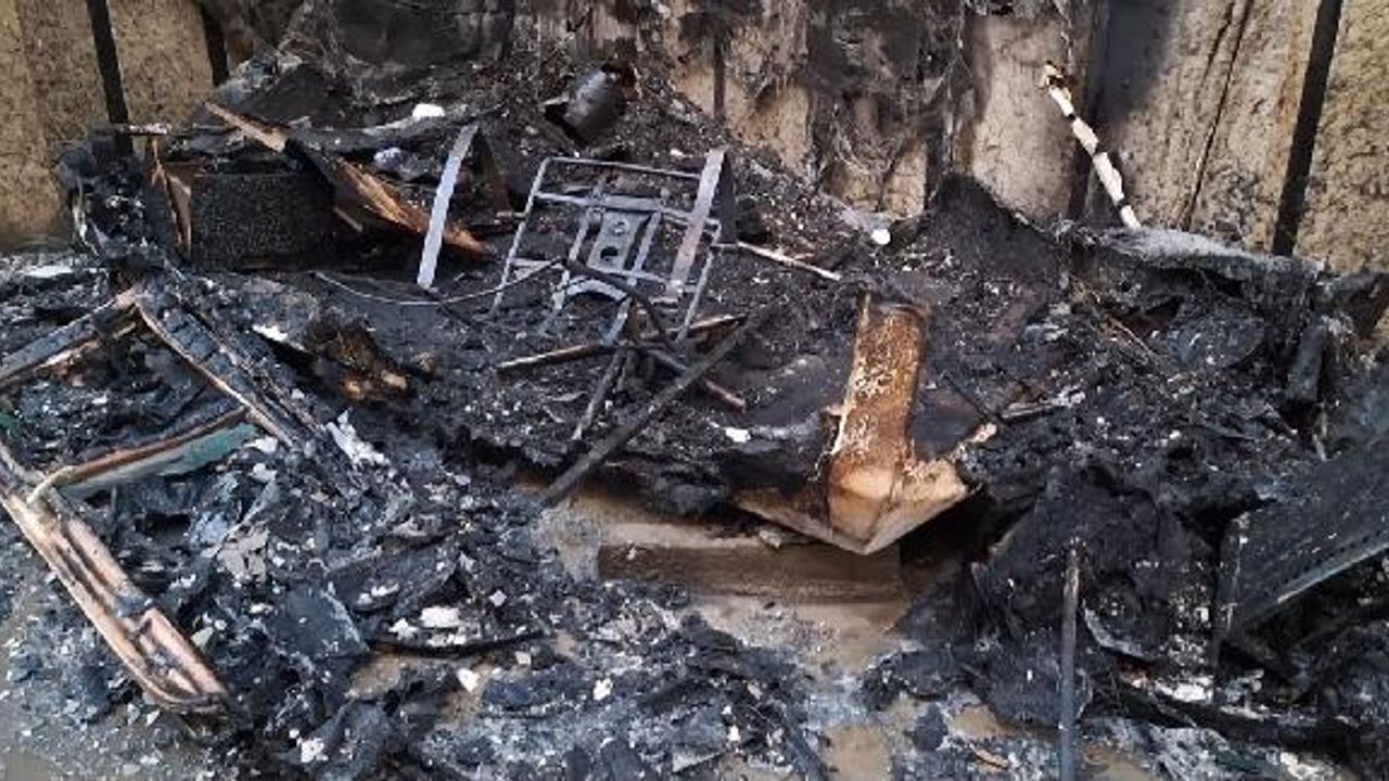 Kartal'da iş merkezinin nöbetçi kulübesi yandı