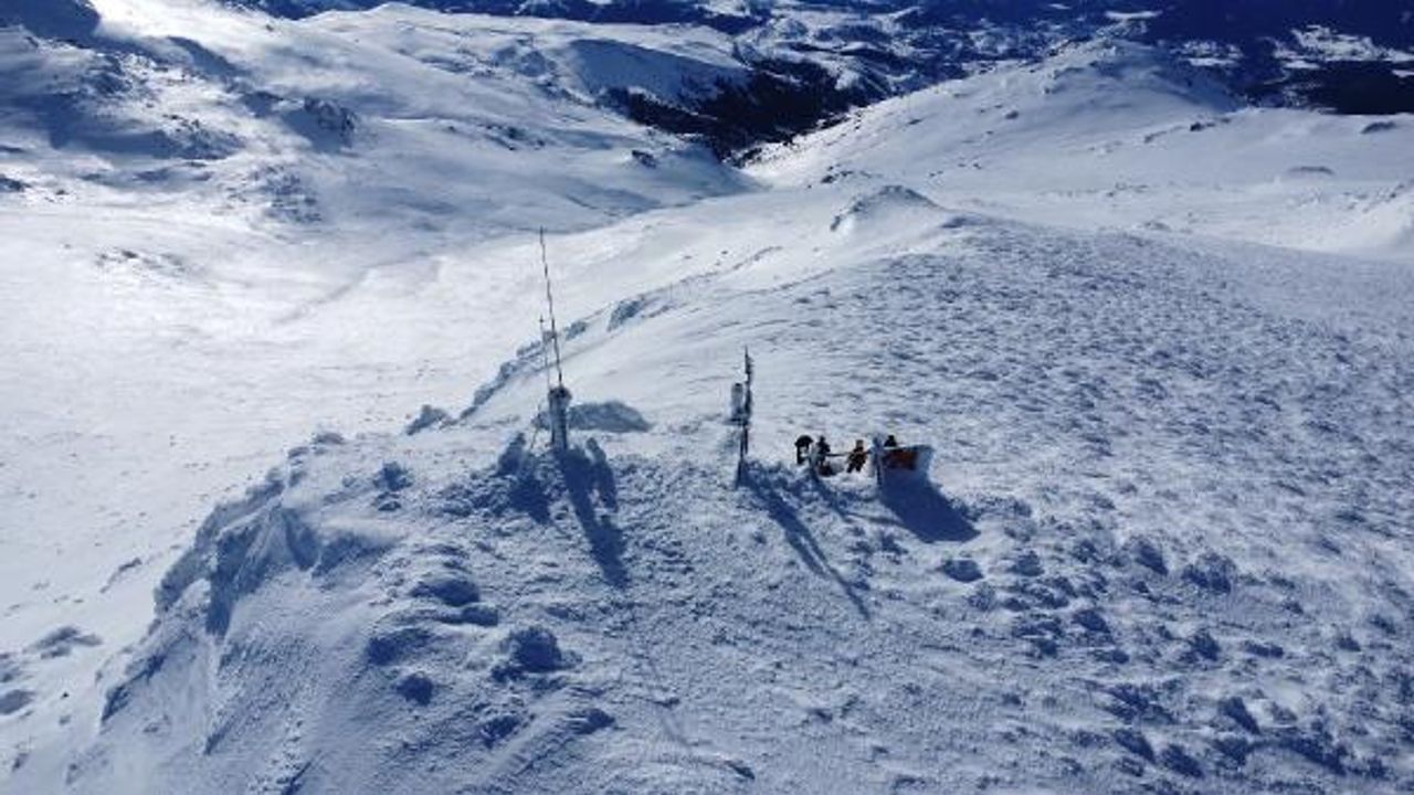 3 bin rakımlı karla kaplı zirveye tırmanıp, arızalanan acil afet rölesini onardılar