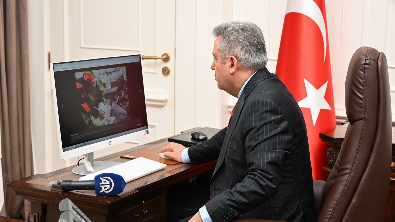 İzmir Valisi Süleyman Elban AA'nın "Yılın Kareleri"ni oyladı