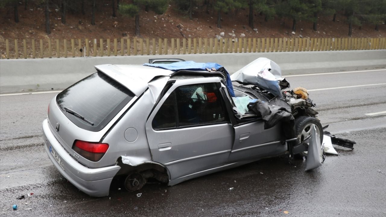 Adana'da tıra çarpan otomobildeki 1 polis öldü, 1 polis yaralandı