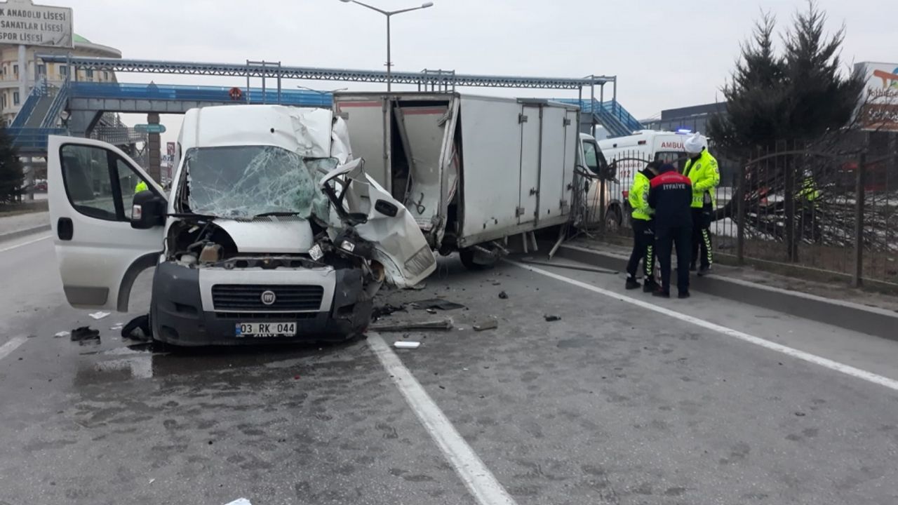 Afyonkarahisar'da kamyonete kamyonet çarptı: 2 yaralı