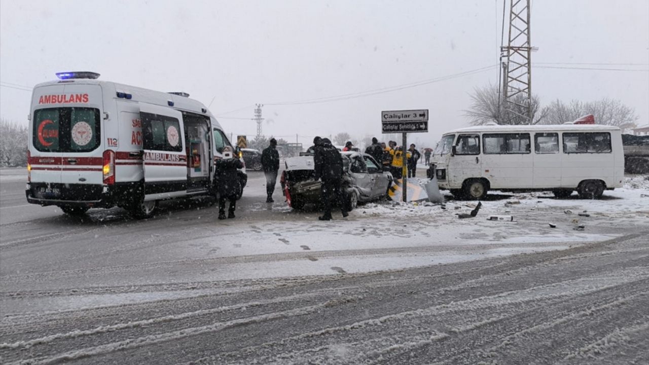 Afyonkarahisar'daki trafik kazasında 5 kişi yaralandı