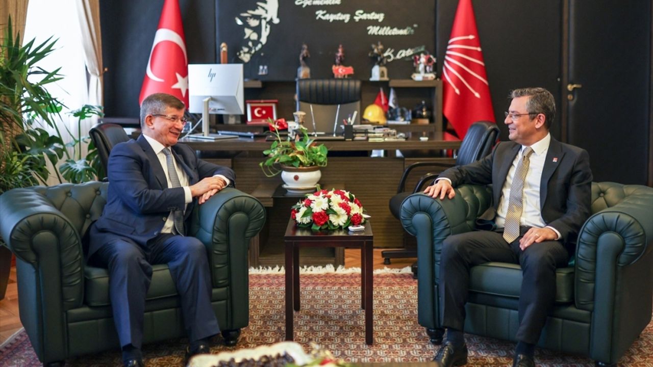 CHP Genel Başkanı Özel, Gelecek Partisi Genel Başkanı Davutoğlu ile görüştü