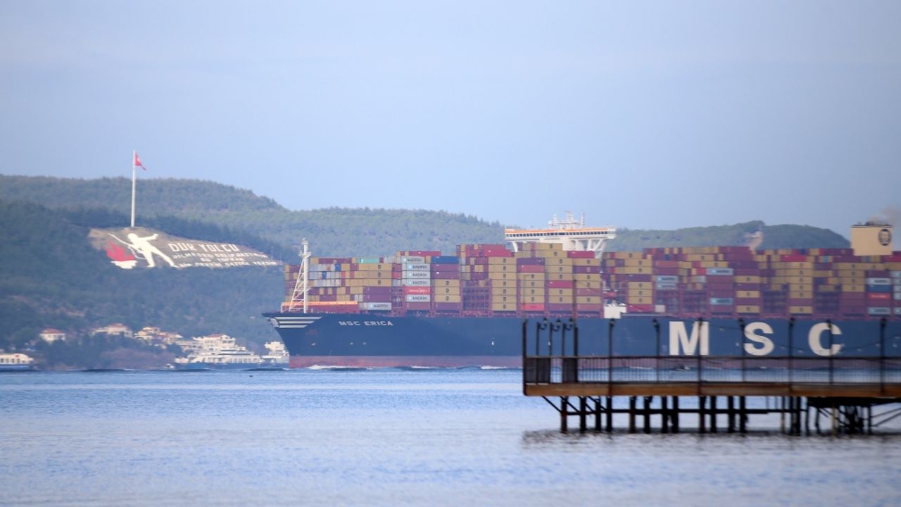 Dev konteyner gemisi Çanakkale Boğazı'ndan geçti