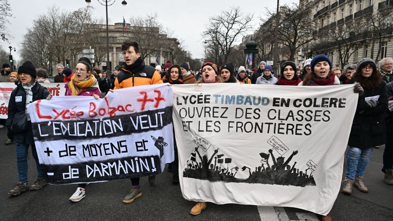 Fransa'da hükümetin tartışmalı göç yasasına karşı protesto