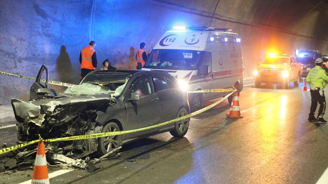 Ilgaz 15 Temmuz İstiklal Tüneli'nde tıra çarpan otomobilin sürücüsü öldü