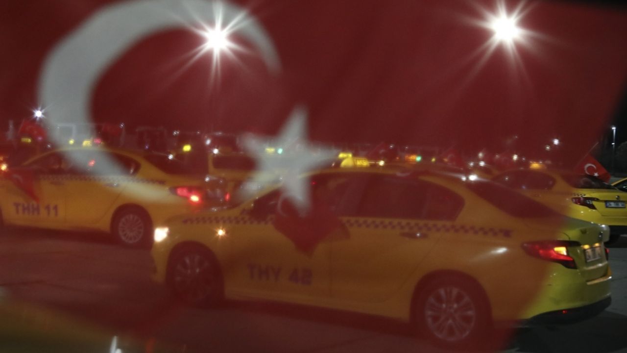 İstanbul’da taksiciler şehitler için toplandı