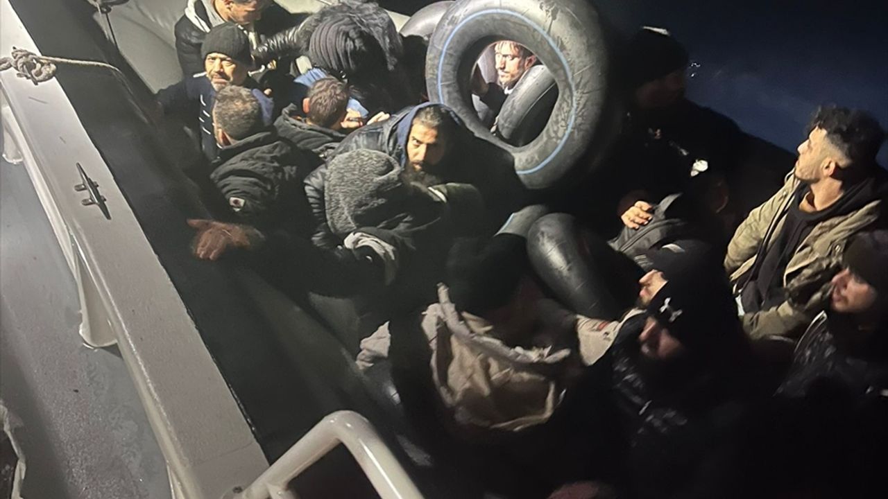 İzmir açıklarında 158 düzensiz göçmen kurtarıldı
