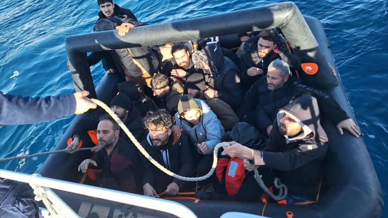 İzmir açıklarında 69 düzensiz göçmen kurtarıldı, 32 düzensiz göçmen yakalandı