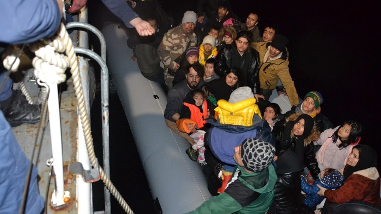 İzmir'de 104 düzensiz göçmen kurtarıldı, 82 göçmen yakalandı