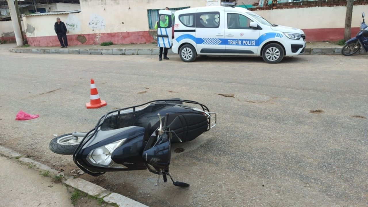 İzmir'de beton direğe çarpan motosikletin sürücüsü öldü