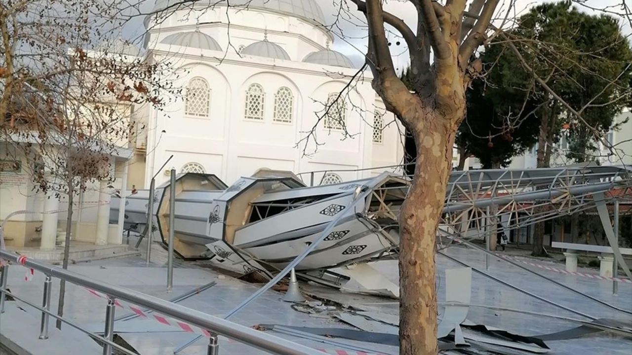 İzmir'de fırtına; minare yıkıldı