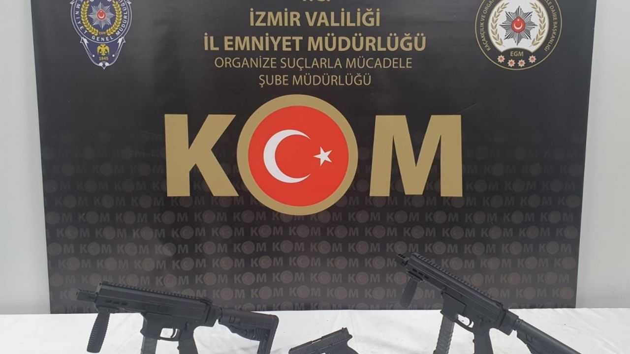 İzmir'de yasa dışı silah ticareti yaptığı öne sürülen 2 şüpheli tutuklandı