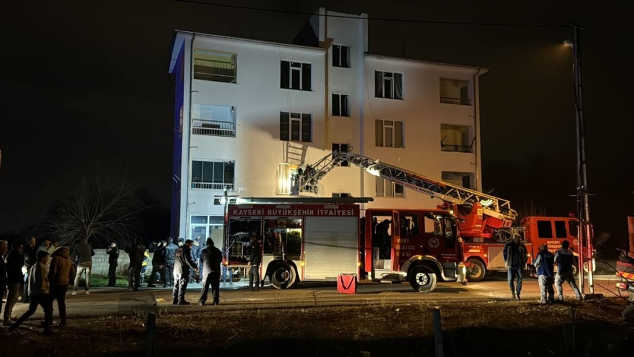 Kayseri'de 3 katlı binada çıkan yangında 1 kişi öldü, 8 kişi yaralandı