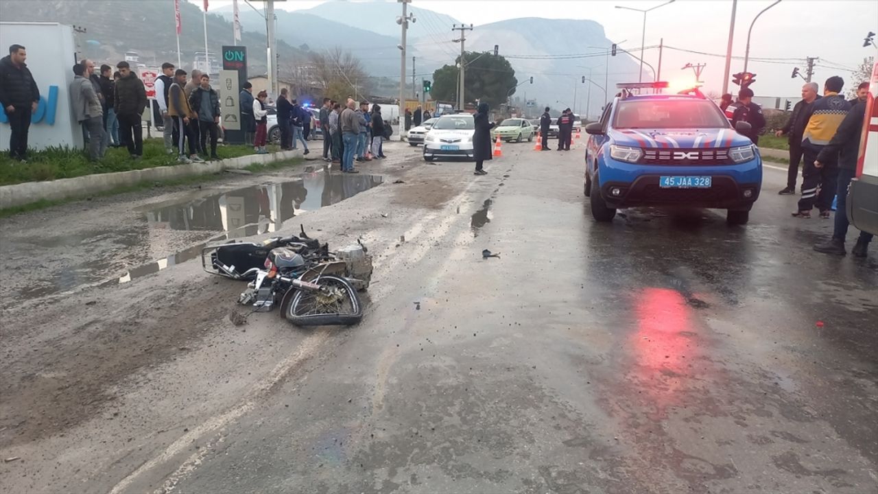 Manisa'da hafif ticari aracın çarptığı 16 yaşındaki motosiklet sürücüsü öldü